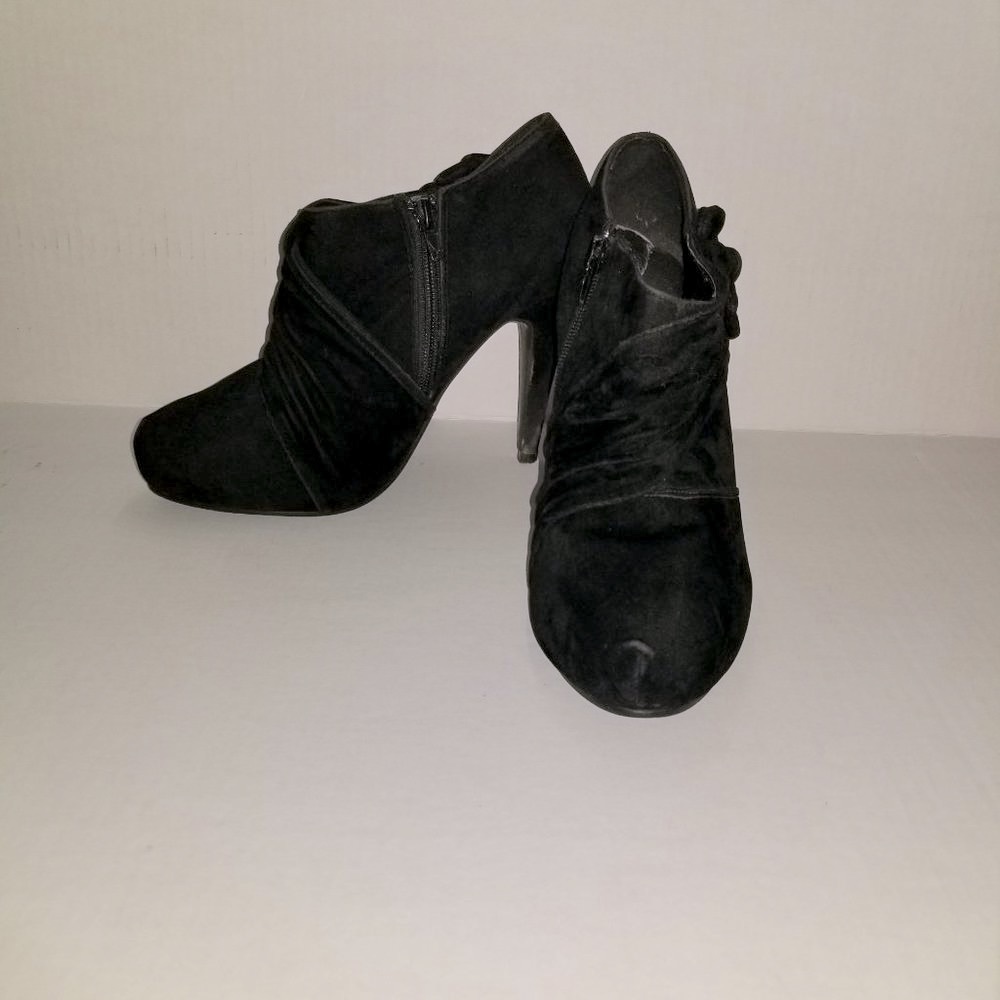 🌸CHERISH‎ Black Heels